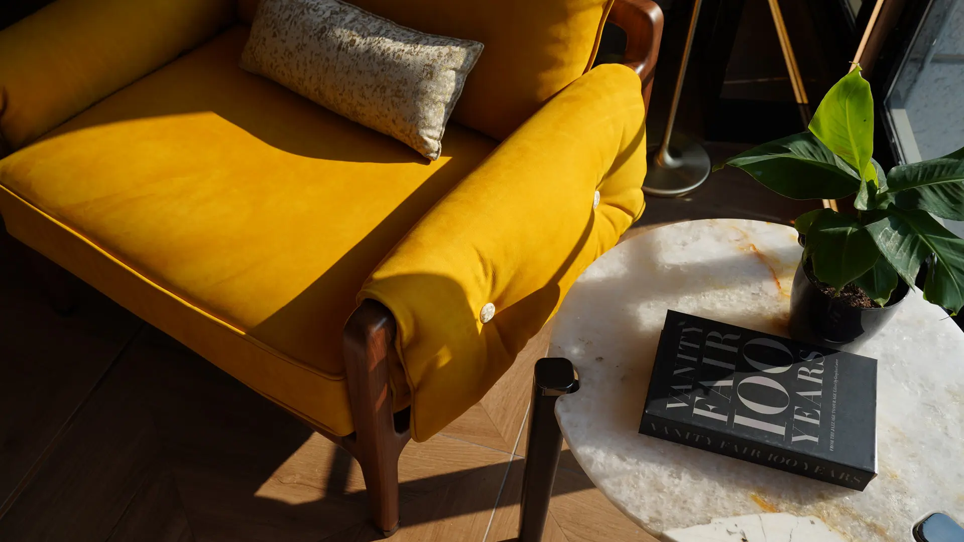Bruce_poltrona_1920x1080.jpg_26-3 modern wooden armchair ambient