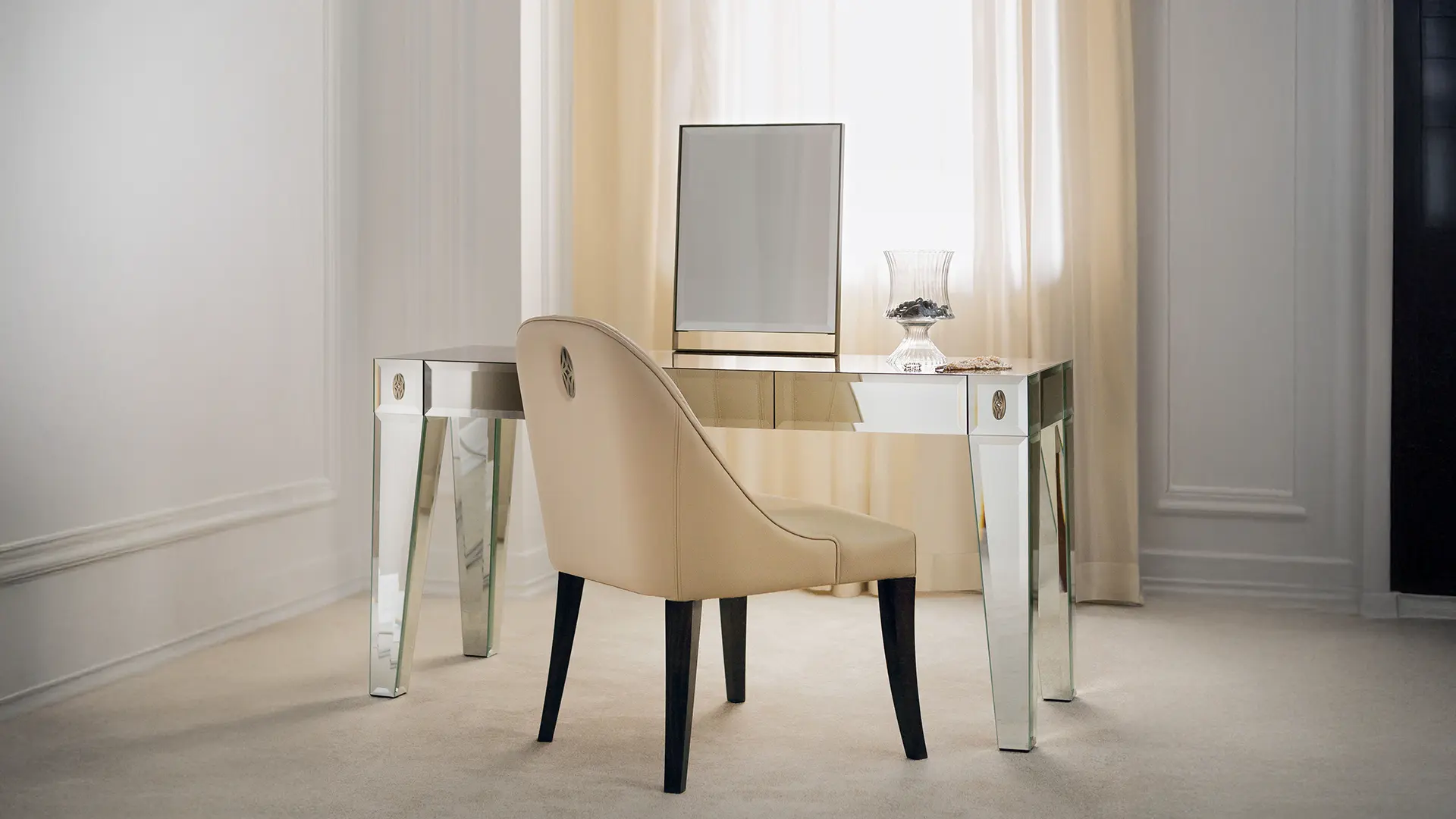 toilette in specchio con sedia